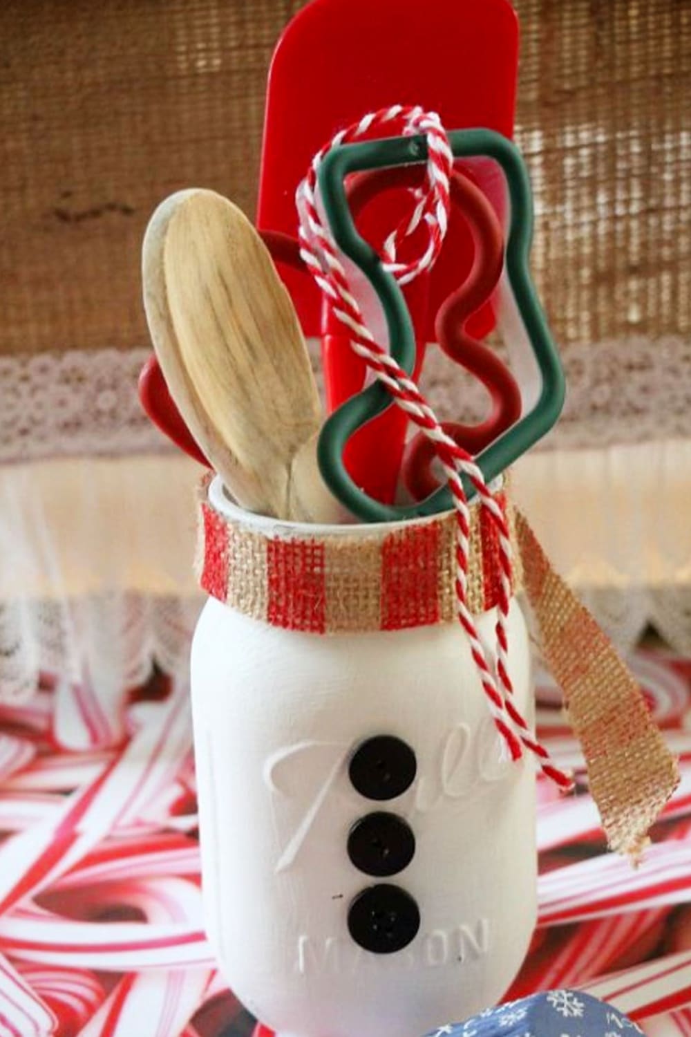 Mason Jar Christmas Gifts and Crafts - Easy Mason Jar Christmas Gift Ideas for Homemade Holiday Gifts for Neighbors, teachers, friends, co-workers and family. Easy DIY Christmas mason jars and Christmas mason jar decorating ideas - how to decorate mason jars for Christmas gifts - DIY Mason Jar Gifts and Cute Mason Jar Ideas For Christmas Presents