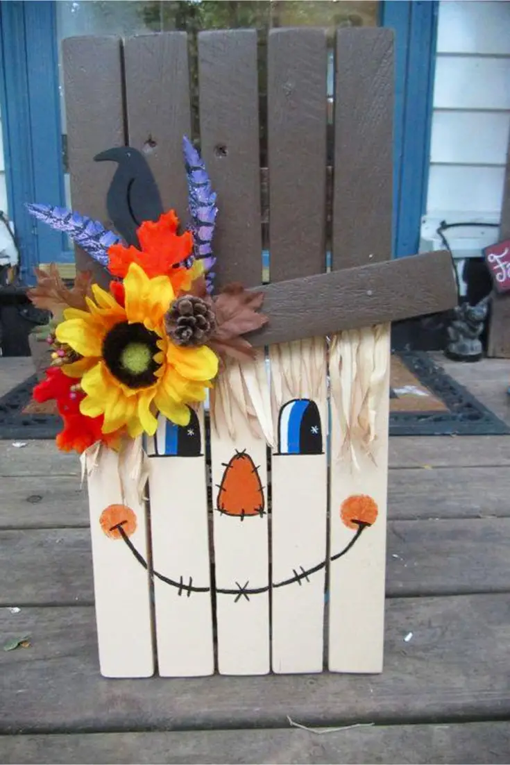 Easy pallet projects for front porch - pallet scarecrow sign - Super cute DIY pallet idea - make a scarecrow out of old pallet wood - what a clever Fall craft idea of DIY Fall decor idea for indoors or outside on your porch!