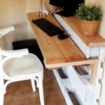 Love this idea for furniture made out of pallet wood - a DIY pallet desk. Love that it's small and can fit into tiny areas and rooms.