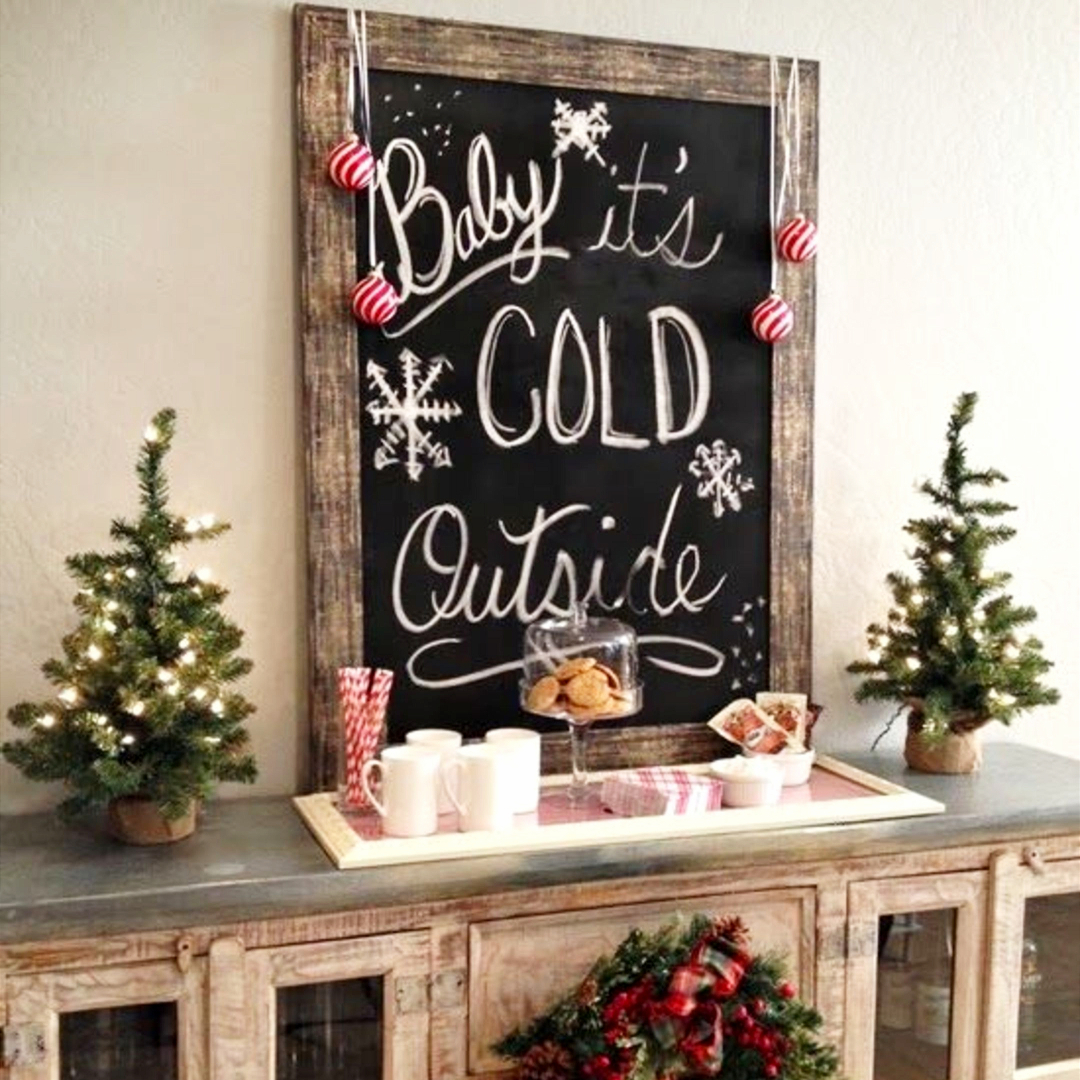 Farmhouse Christmas Decor Ideas for your home this Holiday season. Love these DIY farmhouse Christmas decorating ideas!