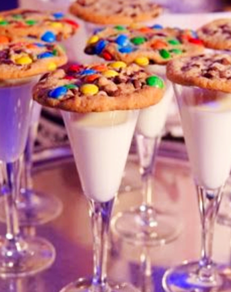 Family-friendly New Years Eve ideas - Love these ideas for kids on New Years Eve! Let the kids toast the New Year too with these cute champagne flutes with milk and a pretty cookie on top!