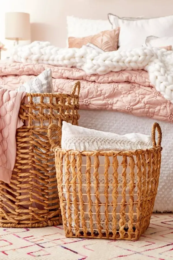 Blush pink bedroom decor ideas - LOVE these baskets!