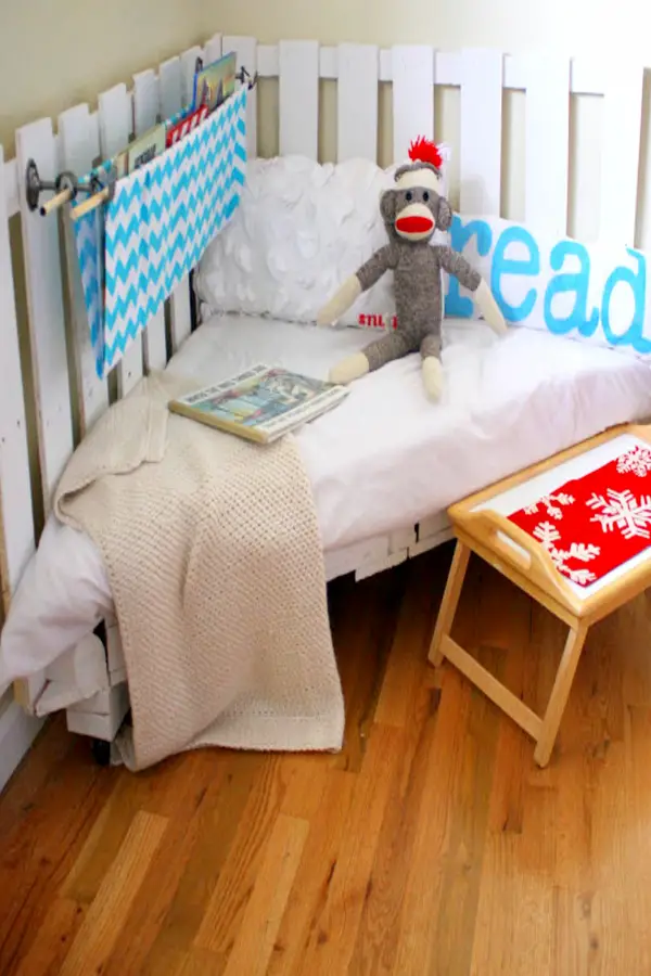 Pallet Projects - Easy DIY pallet bed furniture ideas to make or sell - Quick and easy pallet projects to try - pallet toddler corner bed or reading nook