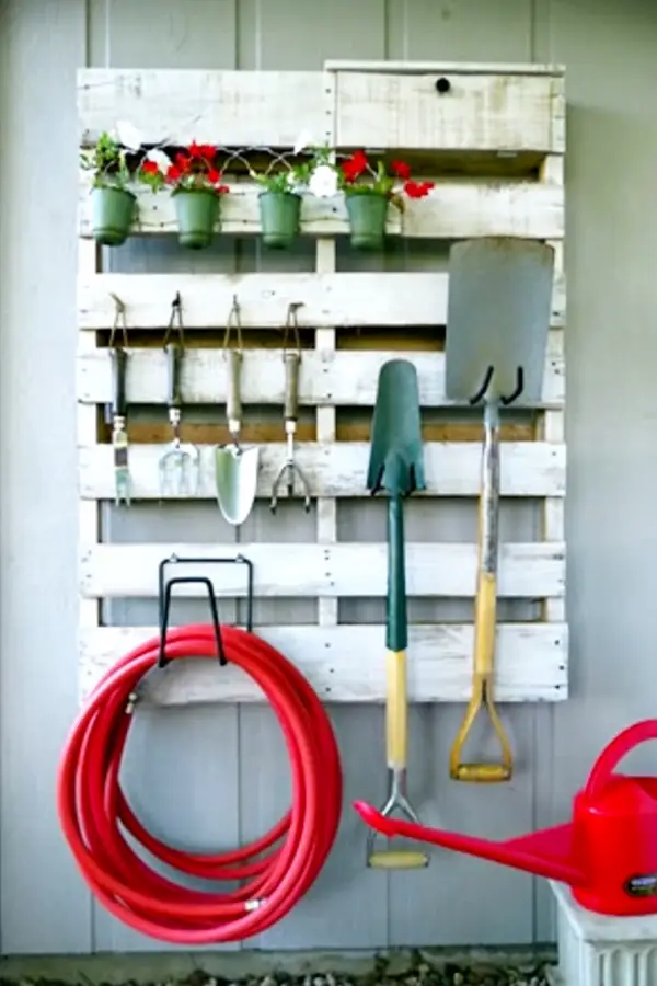 Pallet Projects - Quick and easy pallet projects to try - DIY pallet garden tool holder organizer - wall rack