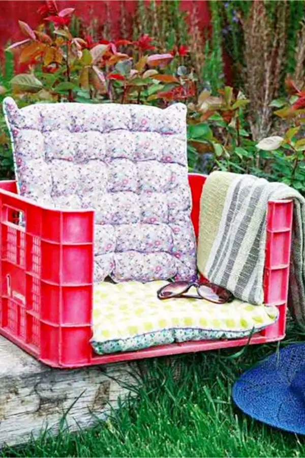 Turn an old milk crate into a DIY chair for gardening, the beach, kid's ball games etc - very clever DIY idea for old crates