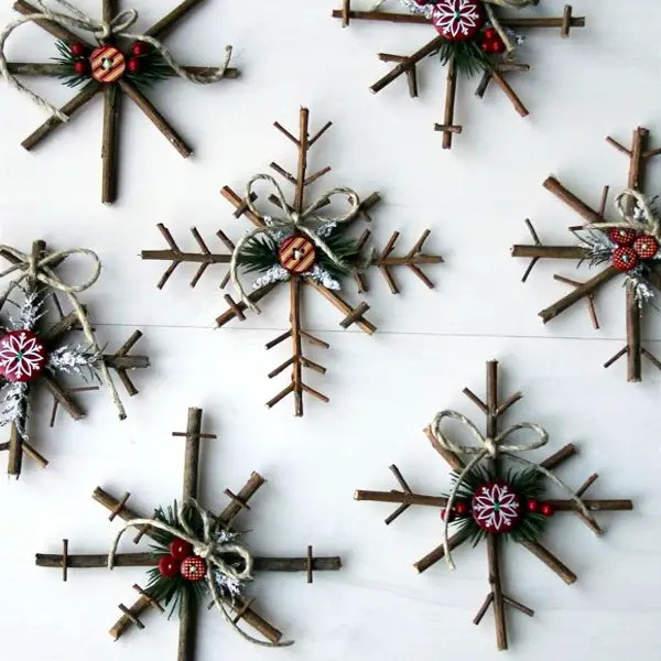 Easy DIY Christmas Ornaments- Prefer more of an old-fashioned Christmas type of ornaments to make?  These rustic star ornaments are super easy to make and oh so cute!
