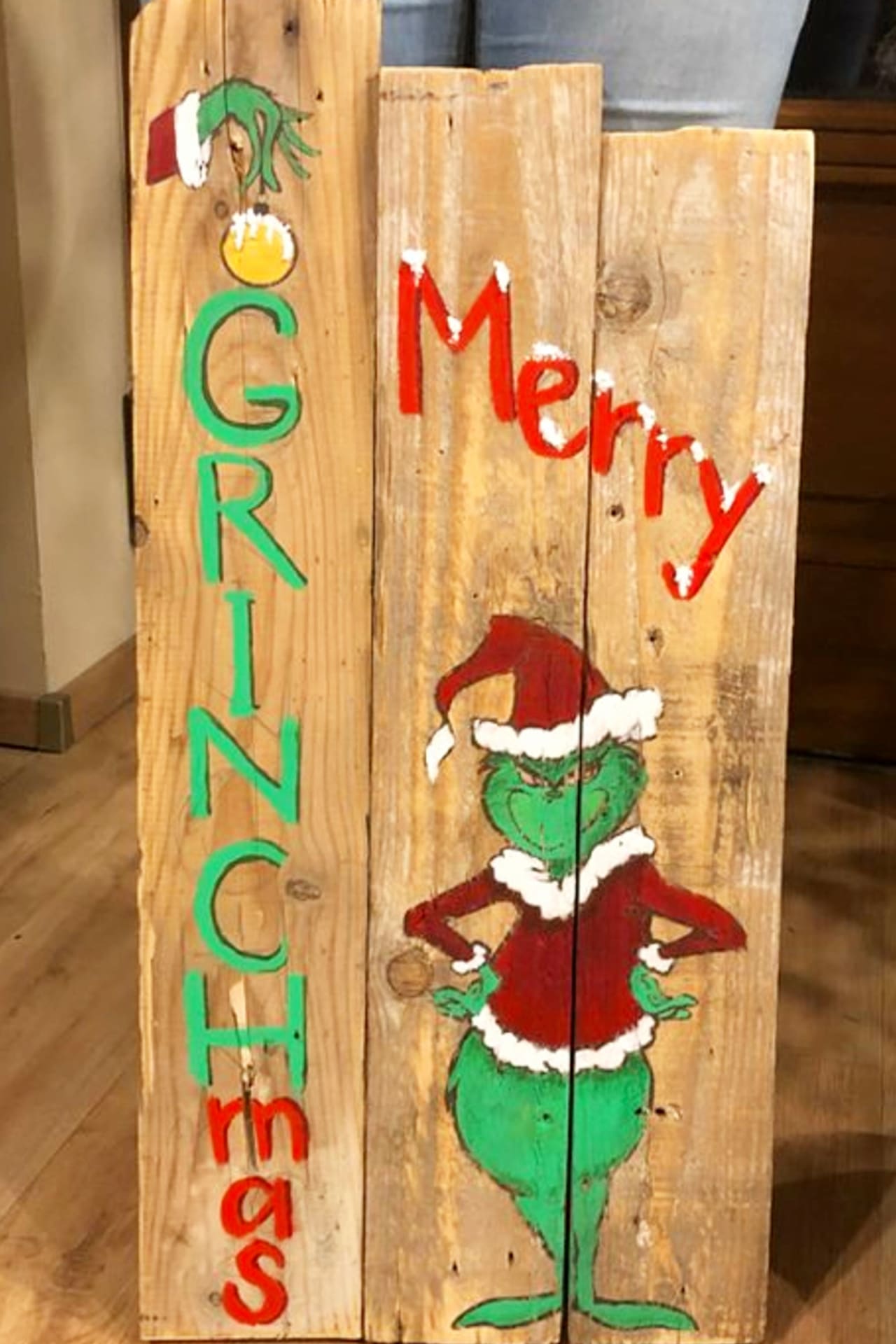DIY grinch decorations and yard art.  How to make DIY Grinch Decorations and grinch ornaments for front doors and house outdoors - Grinch decorations for the holidays