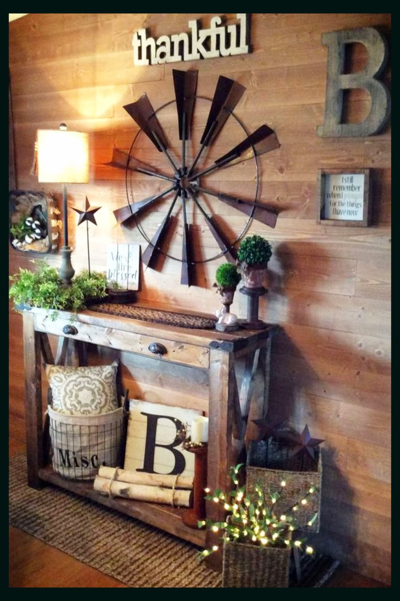 foyer accent wall ideas I LOVE - DIY decorating in farmhouse style! Love this rustic farmhouse foyer decor! The pallet wood wall and accent wall decorations and home accessories are GORGEOUS!