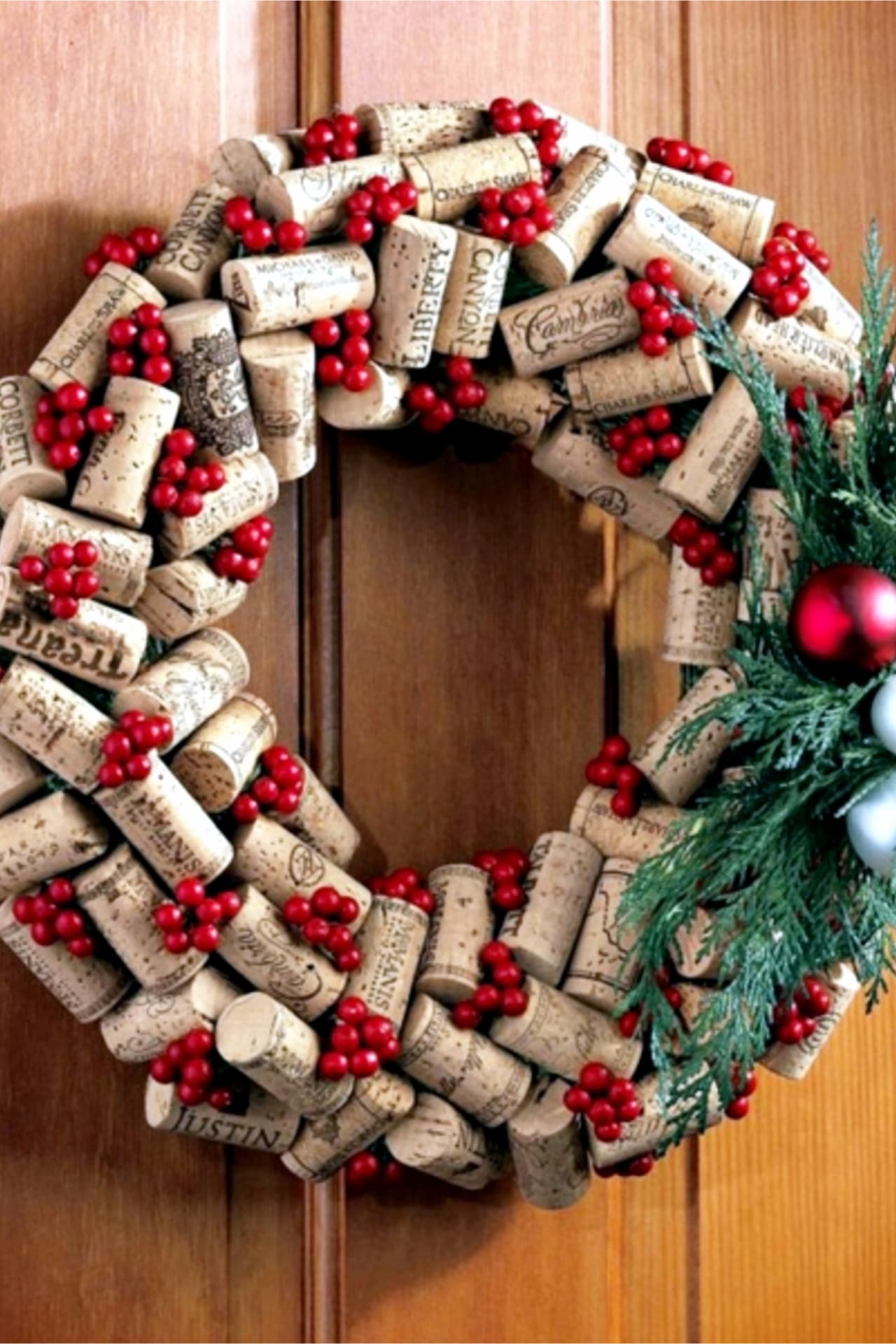 DIY Christmas wreath ideas to make for Christmas on a Budget - make a Christmas wreath for your front door or for a gift out of wine corks