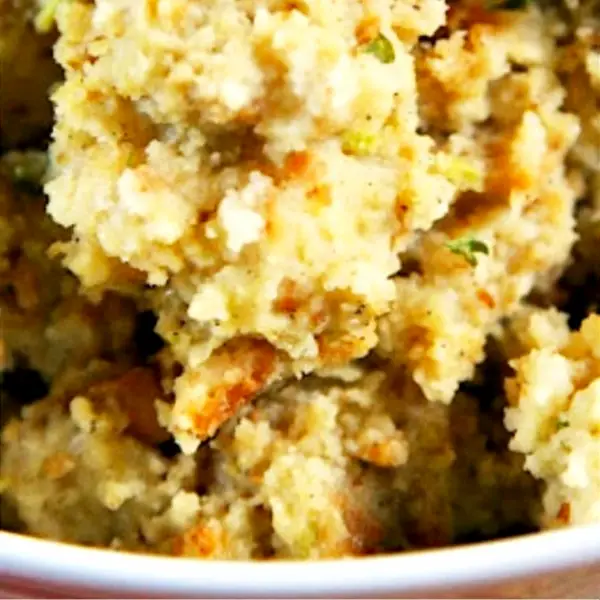 easy Thanksgiving side dishes – make ahead recipes, vegetable side dishes, casserole recipes, side dishes you can make in your slow cooker, traditional side dish ideas, and some healthy Thanksgiving dinner side dish ideas - slow cooker cornbread dressing stuffing