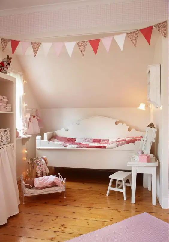 Great idea for a small little girl's bedroom!  Lots more ideas on this page