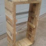 This is just plain CLEVER - it's a DIY bookshelf made out of pallet wood. Chicken wire for the backing and glass for the shelves. What an easy DIY pallet idea!