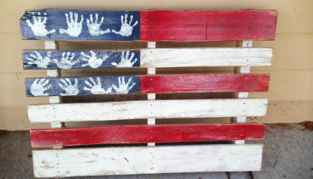 VERy clever pallet DIY idea - make a USA flag out of an old pallet and makes the stars handprints from your kids!
