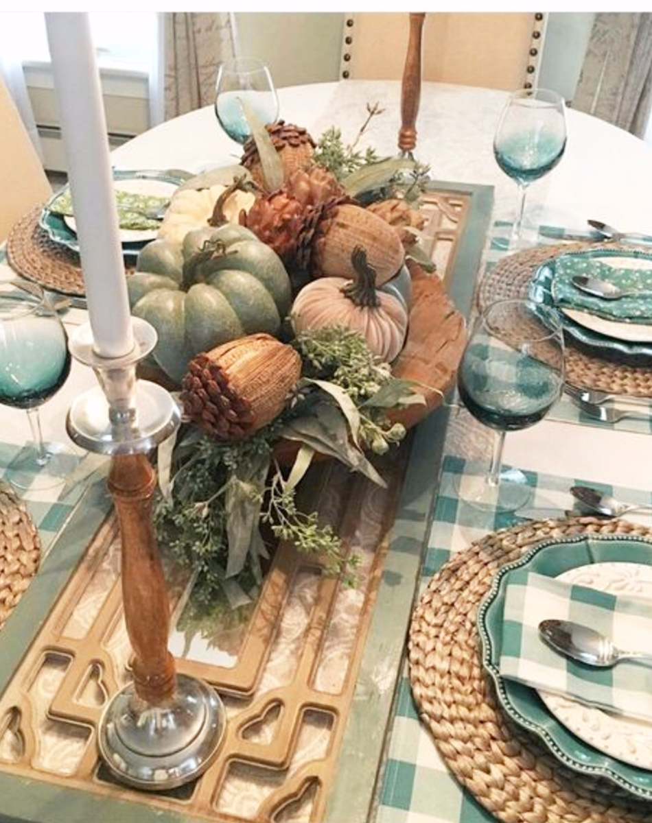 Cheap Thanksgiving table decor, table settings and simple Thanksgiving Table Decorations for a Holiday dinner table on a budget