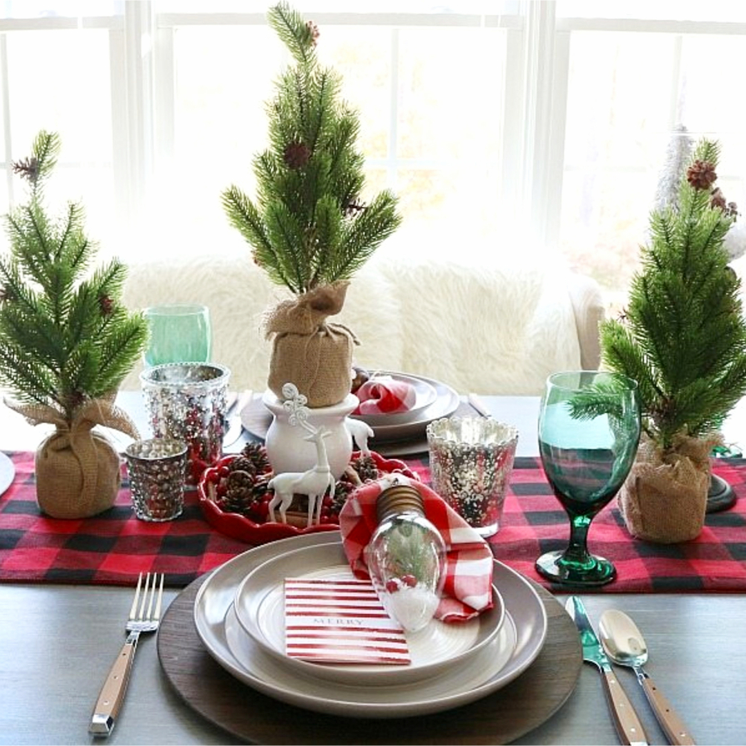 Farmhouse Christmas Decor Ideas for your home this Holiday season. Love these DIY farmhouse Christmas decorating ideas!