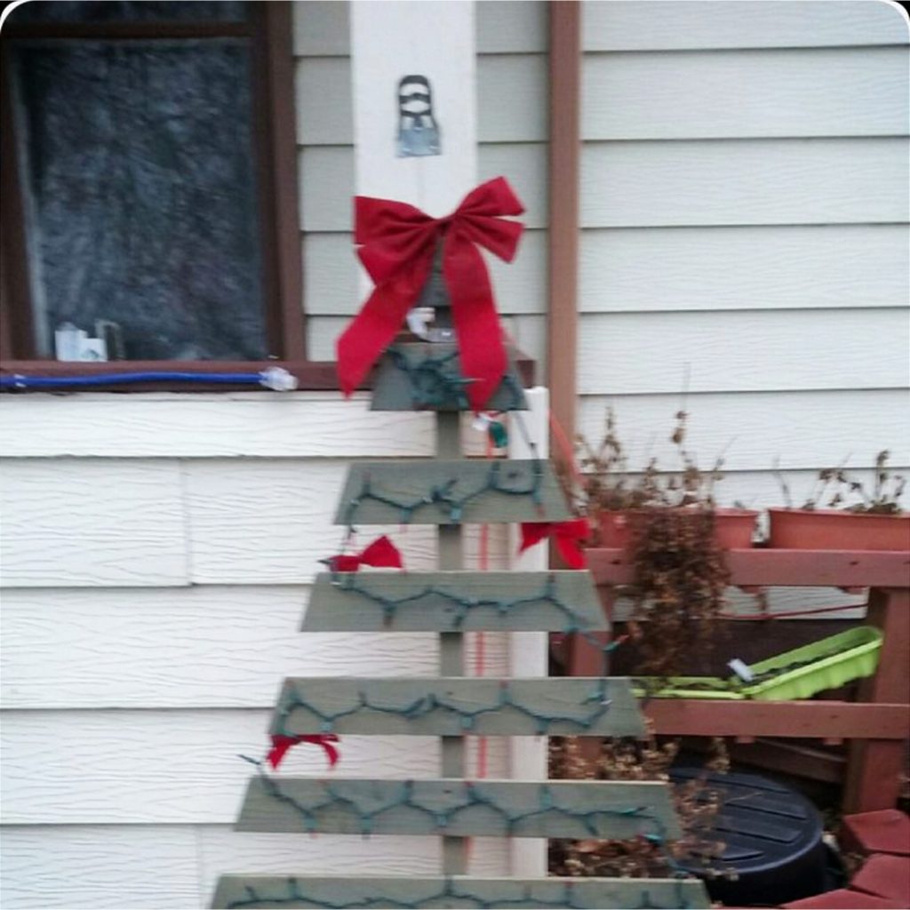 DIY Pallet Christmas Tree Ideas - We Tried It!  Make a Christmas tree from old pallets (tutorial video too)... painted ideas, with lights, decorated, indoors and outdoors ideas for front porches at Xmas.