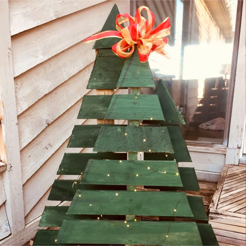 DIY Pallet Christmas Tree Ideas - We Tried It!  Make a Christmas tree from old pallets (tutorial video too)... painted ideas, with lights, decorated, indoors and outdoors ideas for front porches at Xmas.