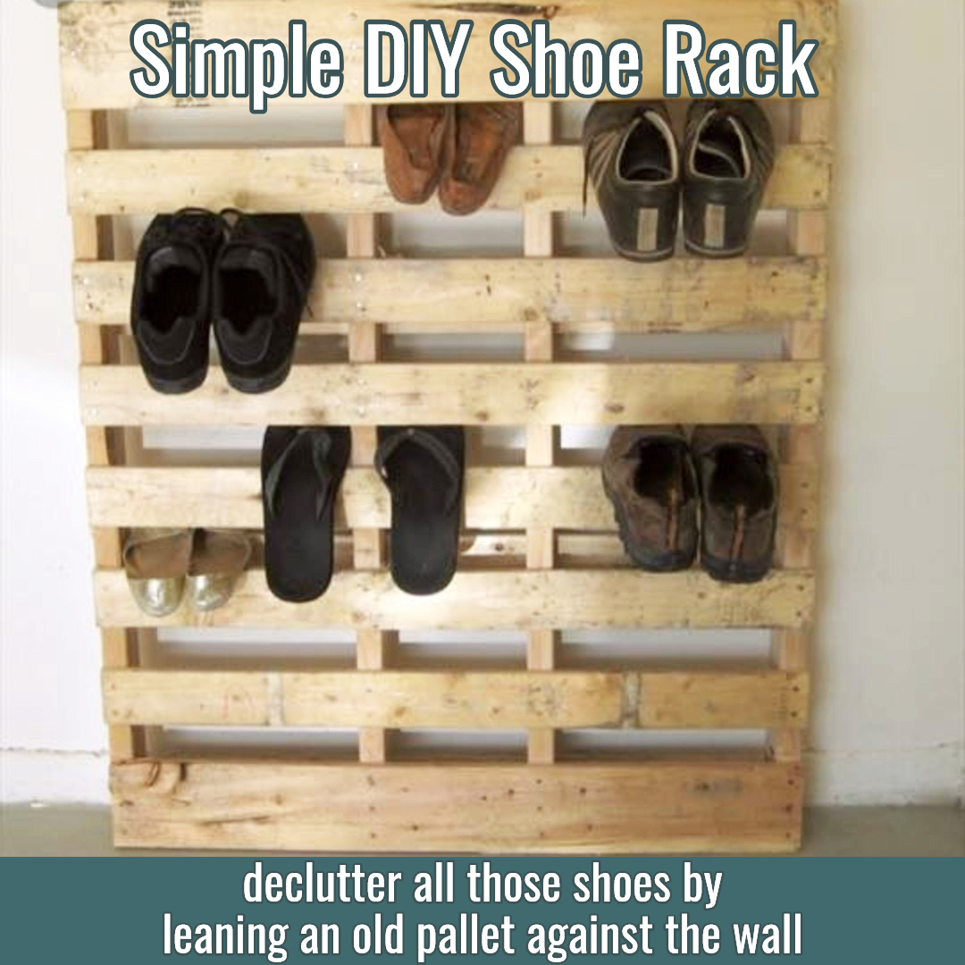 Pallet projects - easy DIY pallet projects for beginners - Pallet shoe rack for shoe storage - Super simple DIY pallet project - make a shoe rack with an old wood pallet!  Genius!