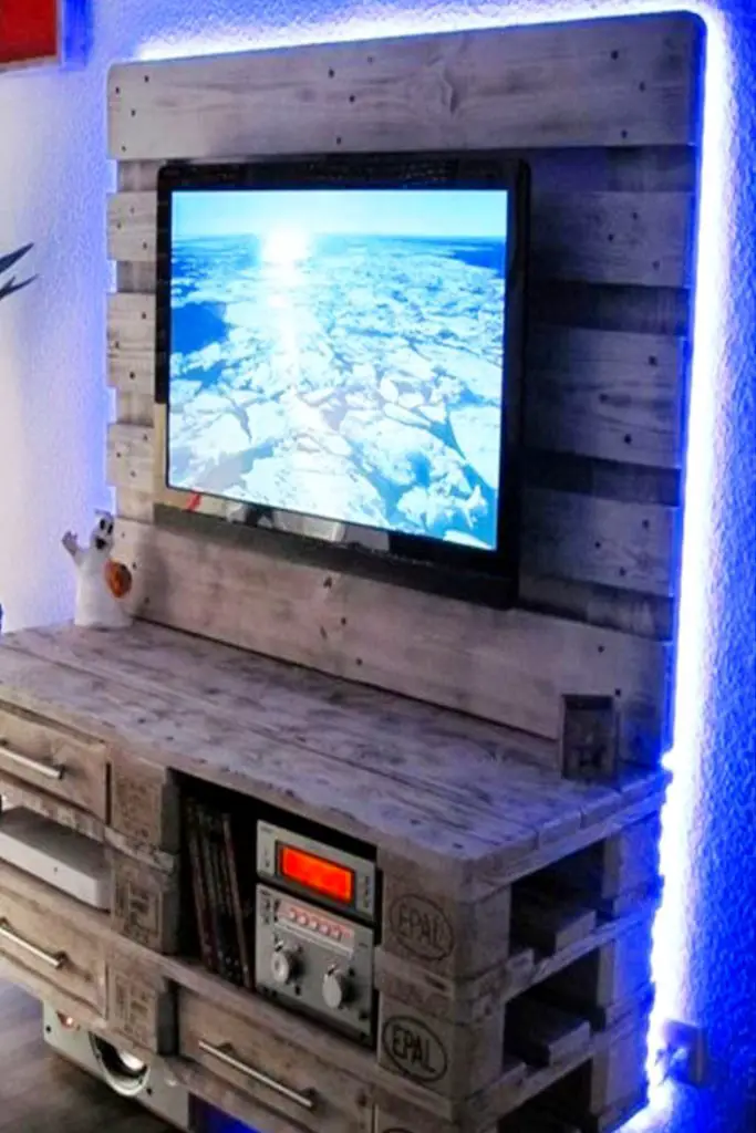 Amazing DIY pallet Projects! The Pallet TV stand is so cool! I just love pallet furniture!