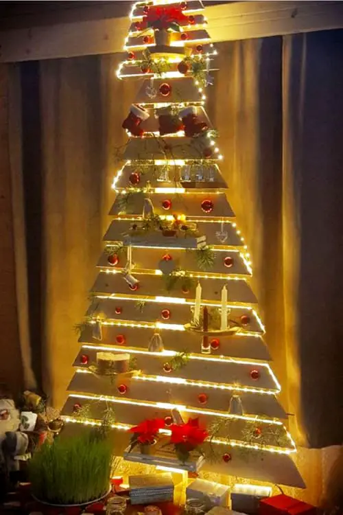 Pallet Christmas Tree Ideas - How To Make a Christmas Tree Decoration Out Of Old Pallet Wood (video and pictures). Fun and easy DIY Christmas decor