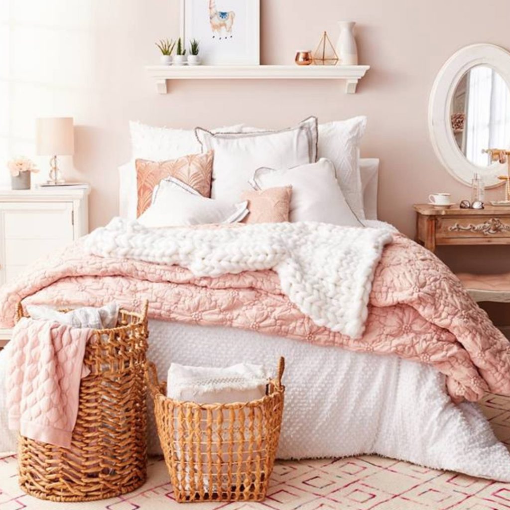 Bedroom ideas I LOVE - this blush pink bedroom is gorgeous! #blushpinkbedroom #rosegoldbedroom #rosebedroom #bedroomideas #bedroomdecor #blushpink #diyroomdecor #houseideas #blushbedroom #dustypinkbedroom #littlegirlsroom #homedecorideas #pinkandgold #girlbedroom #dreambedrooms
