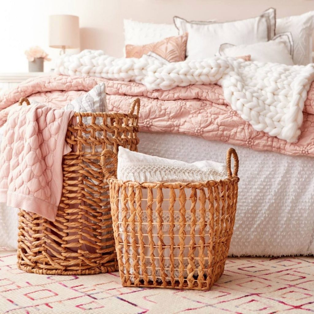 blush pink bedroom ideas #blushpinkbedroom #rosegoldbedroom #rosebedroom #bedroomideas #bedroomdecor #blushpink #diyroomdecor #houseideas #blushbedroom #dustypinkbedroom #littlegirlsroom #homedecorideas #pinkandgold #girlbedroom #dreambedrooms