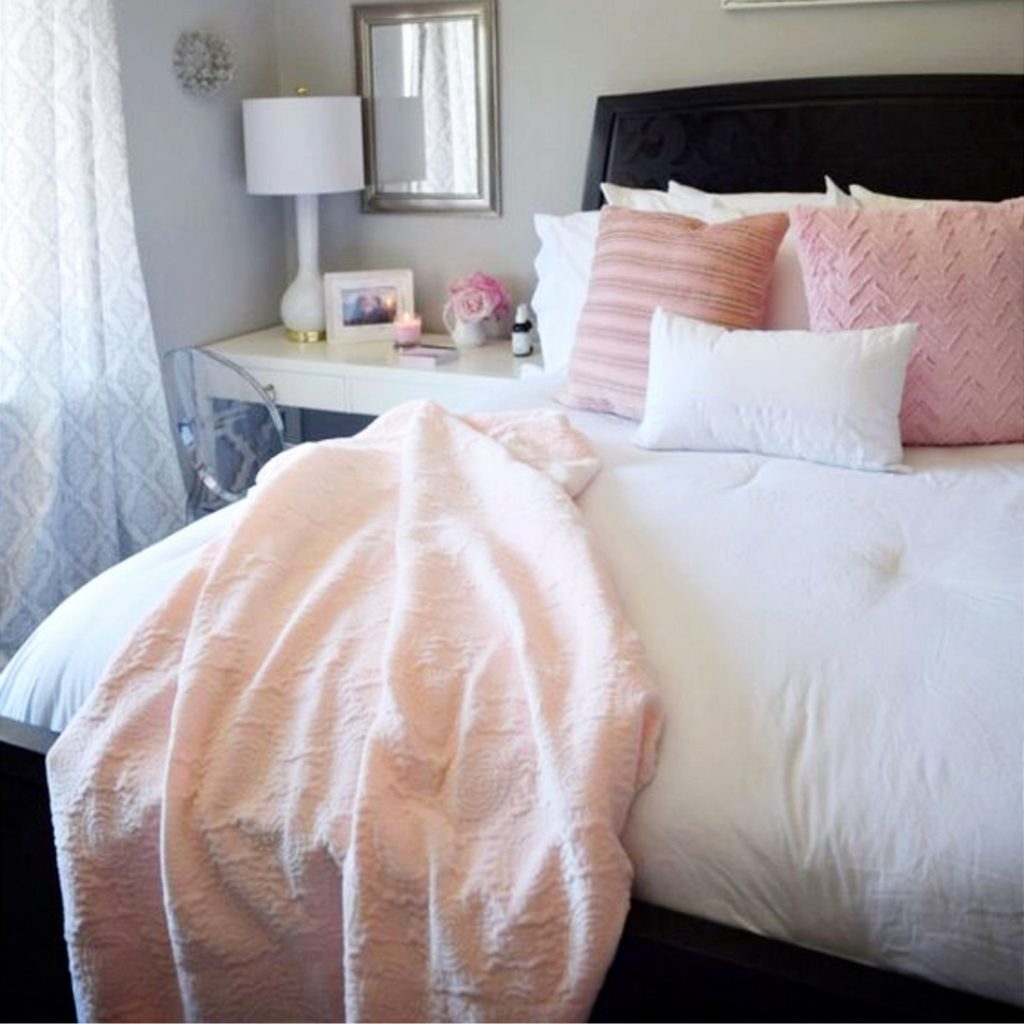 Blush pink bedroom decorating ideas #blushpinkbedroom #rosegoldbedroom #rosebedroom #bedroomideas #bedroomdecor #blushpink #diyroomdecor #houseideas #blushbedroom #dustypinkbedroom #littlegirlsroom #homedecorideas #pinkandgold #girlbedroom #dreambedrooms