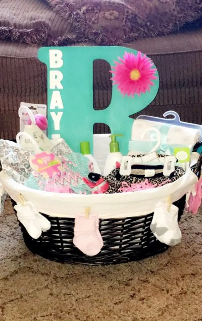 DIY Baby Shower Gift Ideas for those on a budget - DIY baby gifts, baby shower gifts, cheap baby shower gifts, DIY baby shower gift for girls and for boys (gender neutral and unisex too).  Unique and Easy Homemade and CHEAP DIY baby shower gift ideas.