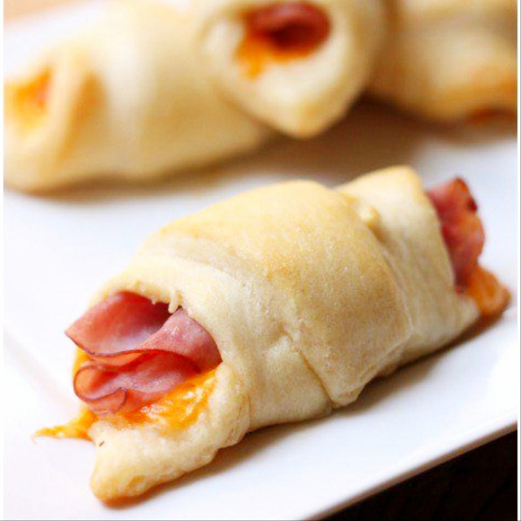 ham and cheese roll ups  - easy recipes kids can make #easyrecipeskidscanmake #easyrecipesforkids #recipesforkids #kidsactivities #kidscooking #easyrecipes #simpleideasforkids #afterschoolsnacks #kids #easyrecipe #kidsinthekitchen #healthysnacksforkids #healthymeals #craftsforkids