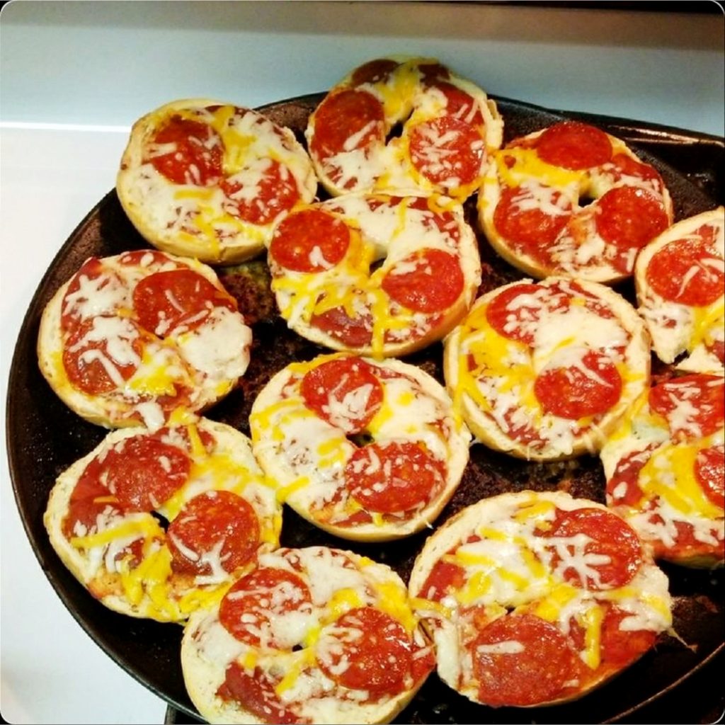 homemade pizza bagels - easy recipes kids can make #easyrecipeskidscanmake #easyrecipesforkids #recipesforkids #kidsactivities #kidscooking #easyrecipes #simpleideasforkids #afterschoolsnacks #kids #easyrecipe #kidsinthekitchen #healthysnacksforkids #healthymeals #craftsforkids