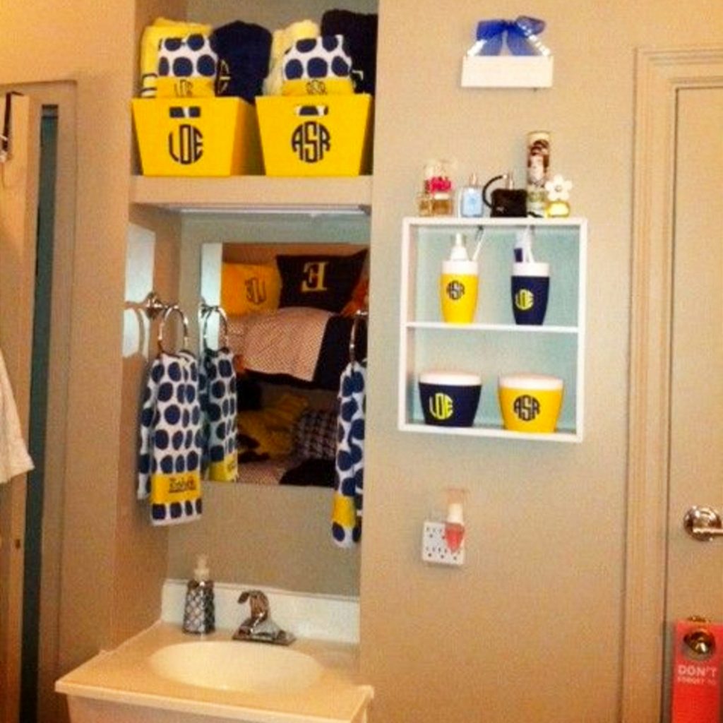 College Dorm Bathroom Ideas - college bathroom decorating ideas, DIY dorm bathroom decor, cute dorm bathroom ideas, college bathroom essentials, dorm bathroom checklist and awesome DIY dorm bathroom hacks #collegedormbathroom #dormroomideas #dormbathroomdecor #collegebathroom #collegeapartmentbathroom #collegebathroomdecor