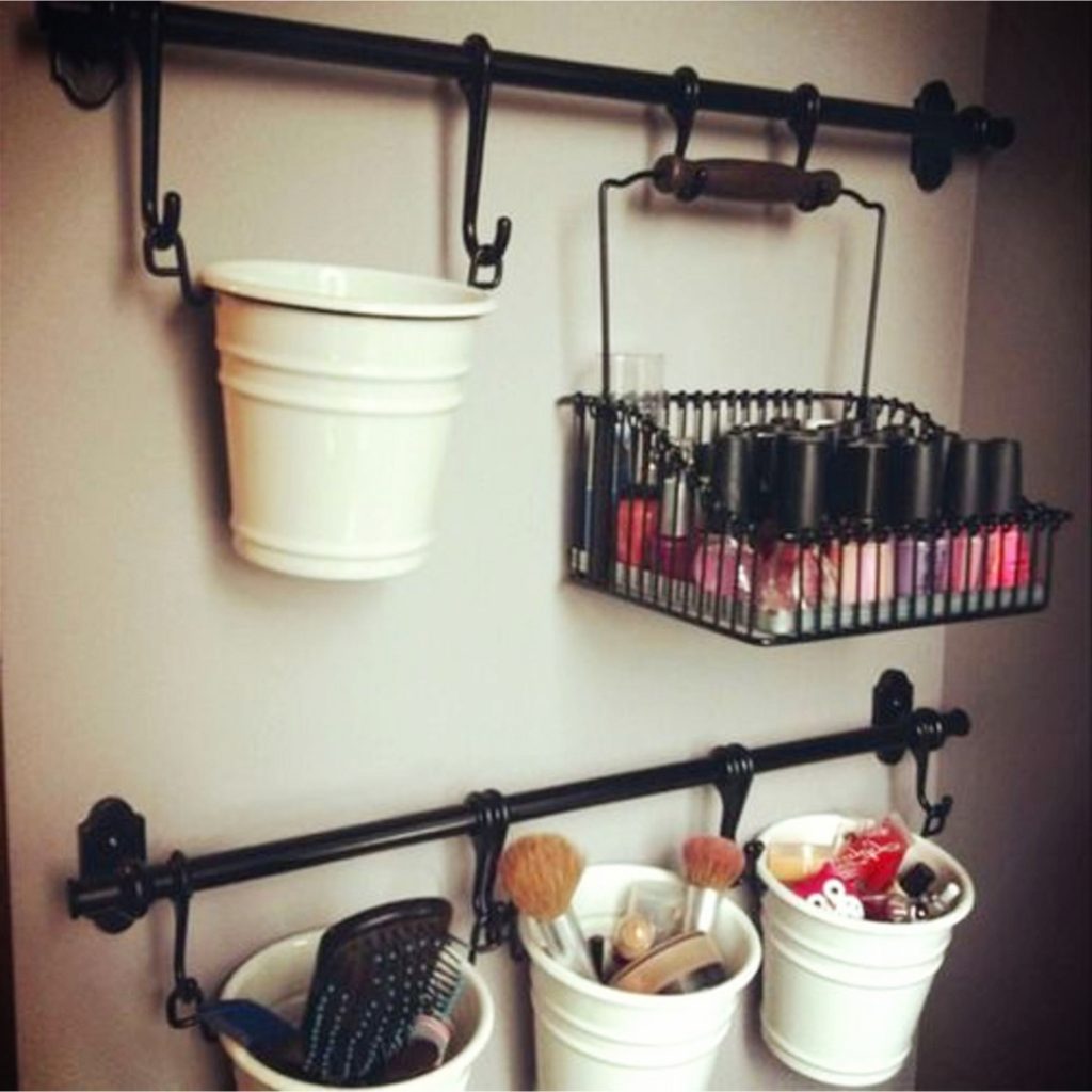 College Dorm Bathroom Ideas - college bathroom decorating ideas, DIY dorm bathroom decor, cute dorm bathroom ideas, college bathroom essentials, dorm bathroom checklist and awesome DIY dorm bathroom hacks #collegedormbathroom #dormroomideas #dormbathroomdecor #collegebathroom #collegeapartmentbathroom #collegebathroomdecor