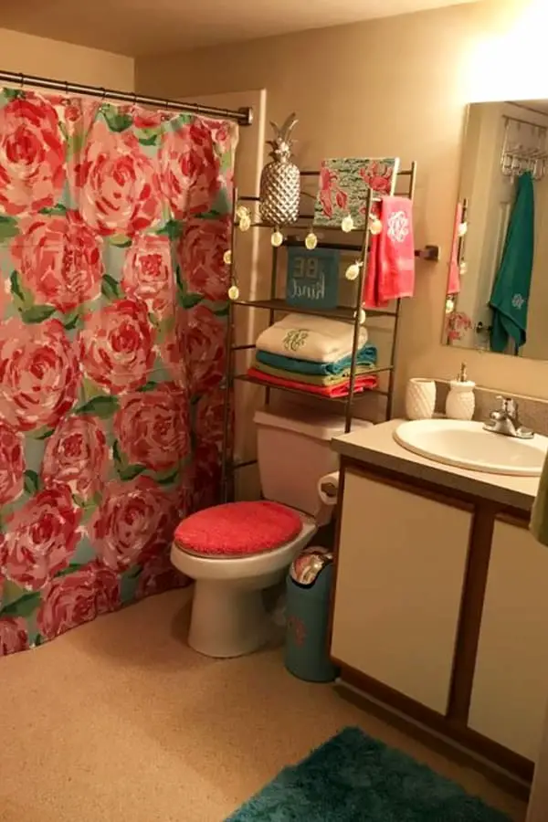 Dorm bathroom decor ideas - small college bathroom decorated with all essentials organized