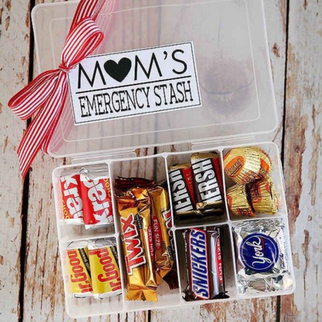 DIY gifts for mom kids can make - #diygiftsformom #mothersday #mothersdaygiftideas #giftsformom #diygifts #diyideas #craftsforkids #mothersdaygift #mothersdayideas #kidsactivities #kidscraftideas #momhacks #giftsforher #birthdaygiftsformom