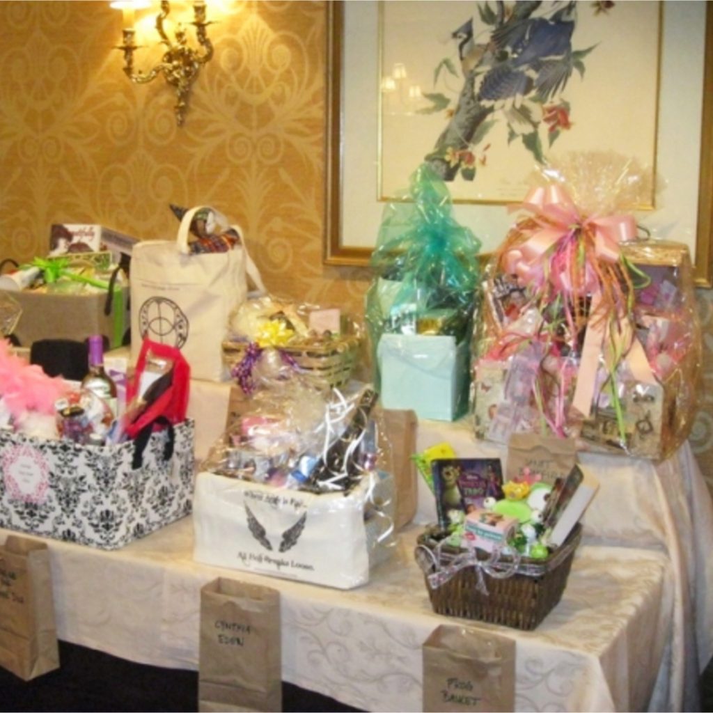 Raffle Basket Ideas - Fundraising ideas for raffles and silent auctions #rafflebasketideas #fundraisingideas #giftbaskets #giftbasketideas #diycrafts