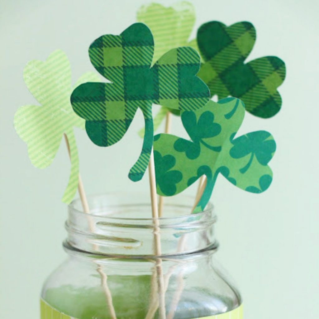 St Patrick's Day Crafts for Kids - Fun and easy St patricks Day craft ideas for toddlers, preschool, kindergarten, pre-k, Sunday school, classroom and home #stpatricksdaycrafts #craftsforkids #stpatricksdaycraftideas #stpatricksday #stpaddysday #stpatricks #easycraftsforkids #preschoolcraftideas #toddleractivities #preschoolcraftideas