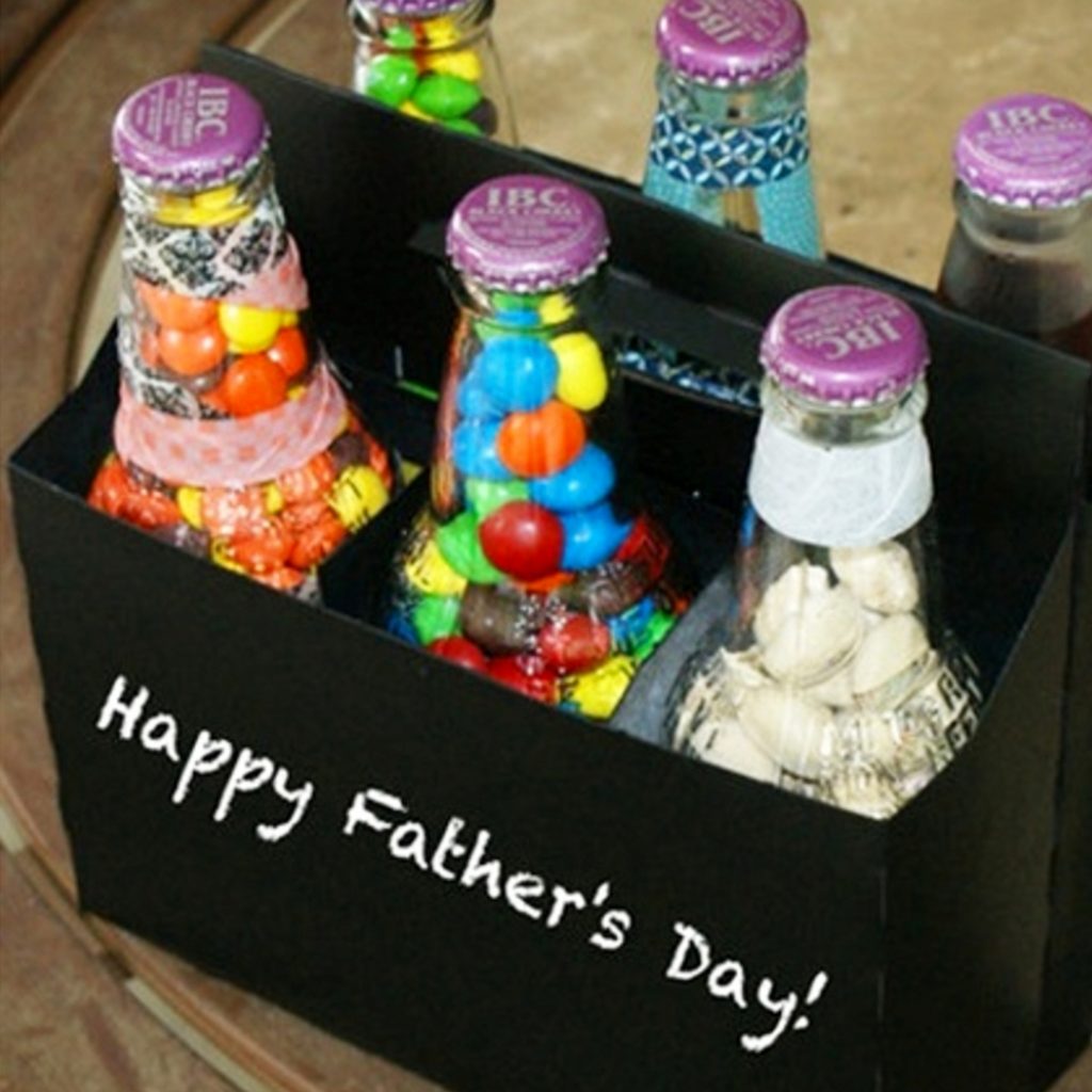 Fathers Day Crafts for Preschoolers, Toddlers and kids of all ages.  Easy Crafts for Kids to Make for Dad for Father's Day or his Birthday #craftsforkids #giftsfordad #momhacks