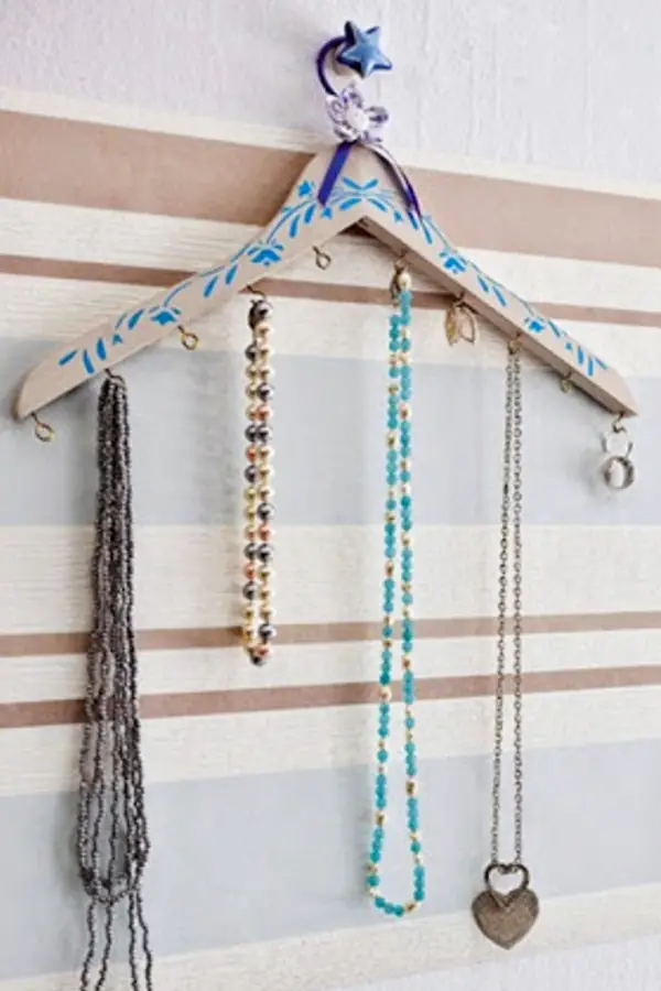 Hanging Jewelry Organizers - Easy DIY hanging jewelry organizer ideas for organizing jewelry