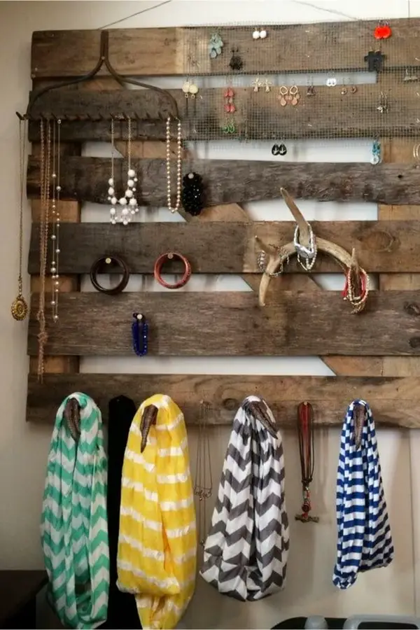 Hanging Jewelry Organizers - Easy DIY hanging jewelry organizer ideas for organizing jewelry