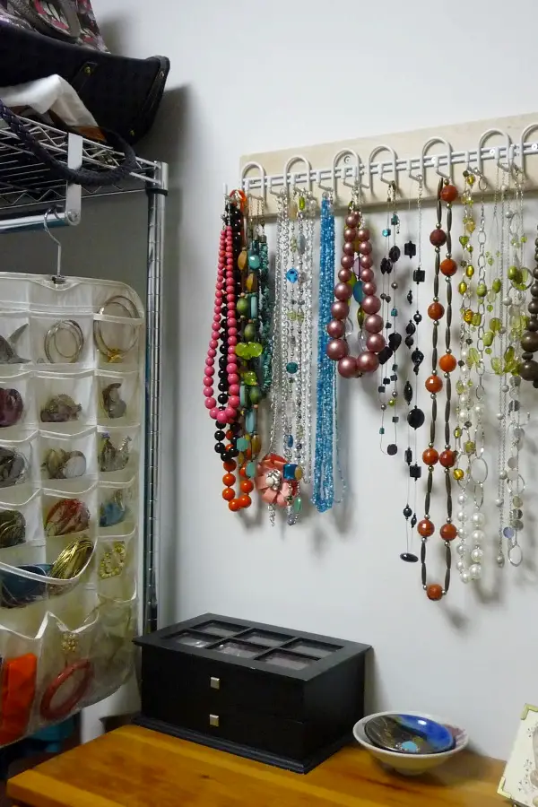 Hanging Jewelry Organizers - Easy DIY hanging jewelry organizer ideas for organizing jewelry