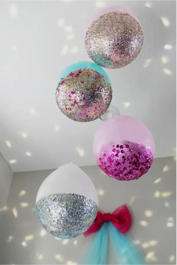 Dip balloons in glitter and hang from your ceiling - how to decorate your room without buying anything