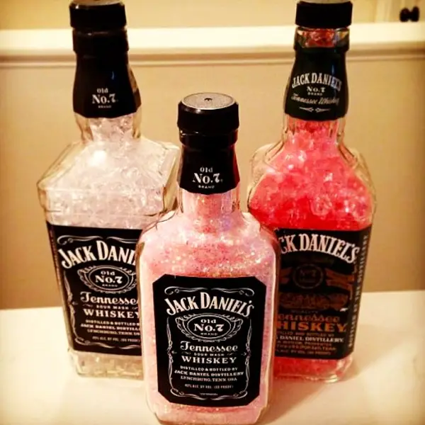 Jack Daniels Bottle Crafts - DIY Jack Daniels crafts and decor ideas