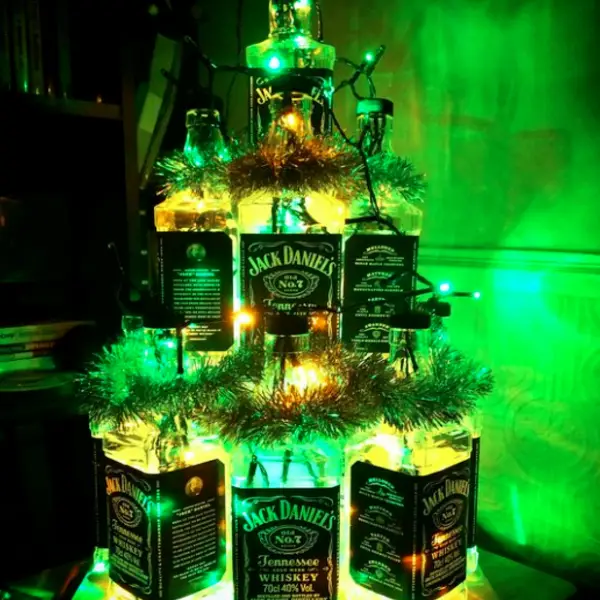 Jack Daniels Bottle Crafts - DIY Jack Daniels bottle Christmas tree!