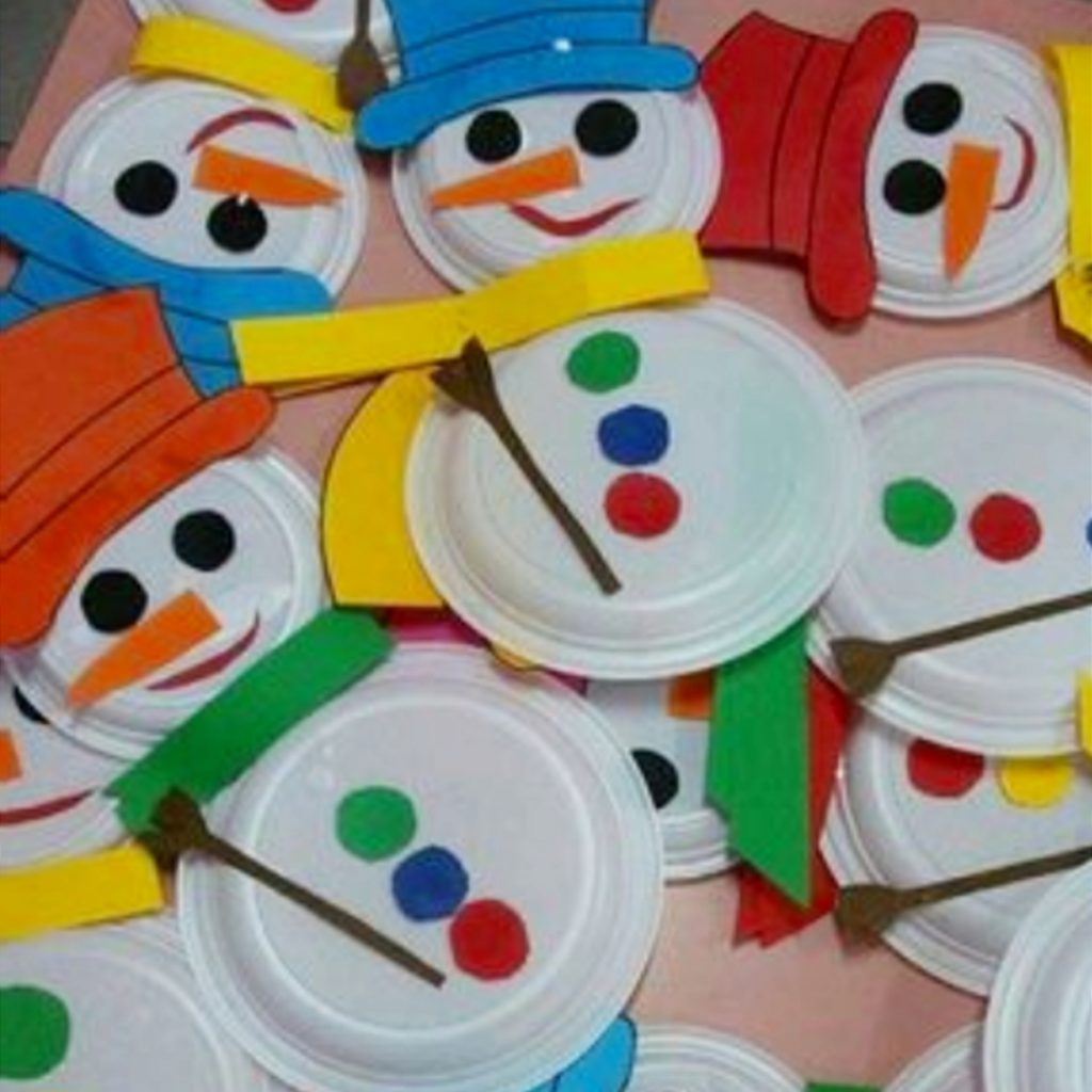 cute and easy DIY Christmas crafts for kids to make! All these Holiday craft projects appear to be easy DIY crafts for kids so should be suitable for toddlers, preschoolers, and up