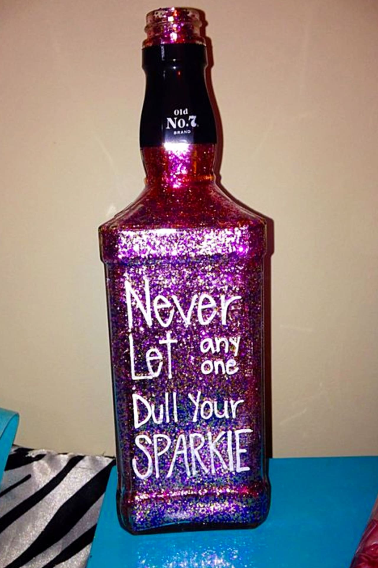 Whiskey bottle crafts -  DIY decor made with Jack Daniels bottles - beautiful empty bottle crafts and painted bottle craft projects to make and decorate your room without spending money. Cheap decorating ideas for your home, apartment, bedroom or dorm room for decorating on a budget