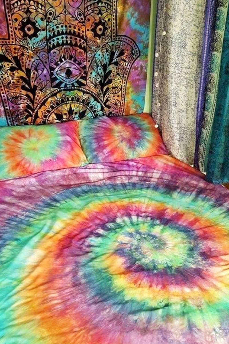 Tee dyed bedding is a great way to make your room aesthetic without buying anything
