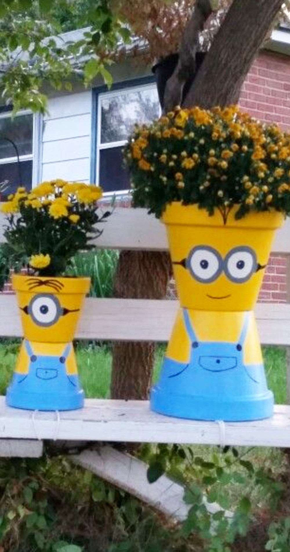 Super Cute Minion Crafts - Flower Pots Painted Like Minions (flower pot people too!)